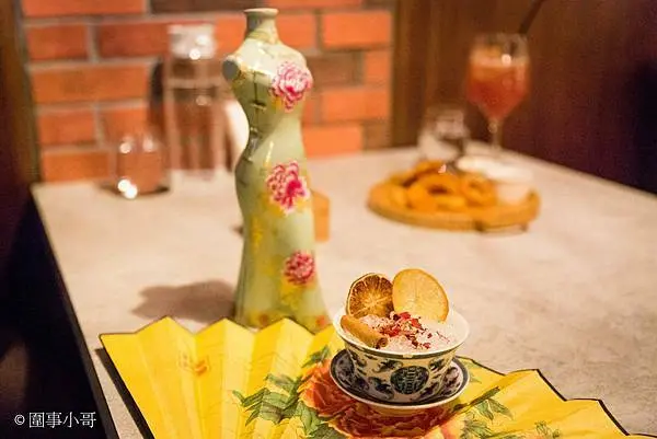 中壢中原餐酒館-F&Bar 廢吧餐酒館，各式特色調酒以及讓人驚豔的餐點讓朋友們都愛上這裡了。