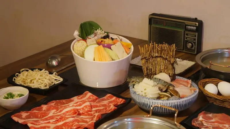 呷火鍋｜石牌火鍋新開幕！復古懷舊風火鍋！大推自栽種菜盤和特級牛小排！石牌火鍋推薦、北投火鍋推薦、台北火鍋推薦、台北外送推薦、新北外送推薦