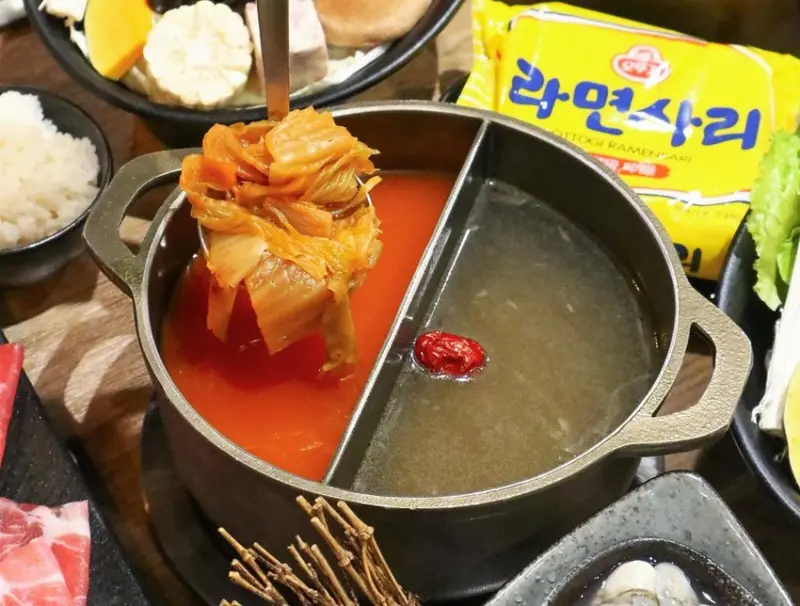 燚個人鴛鴦鍋。一個人1+1雙倍小確幸！華僑闆娘的道地韓國泡菜湯頭，松江南京火鍋推薦（台北中山）