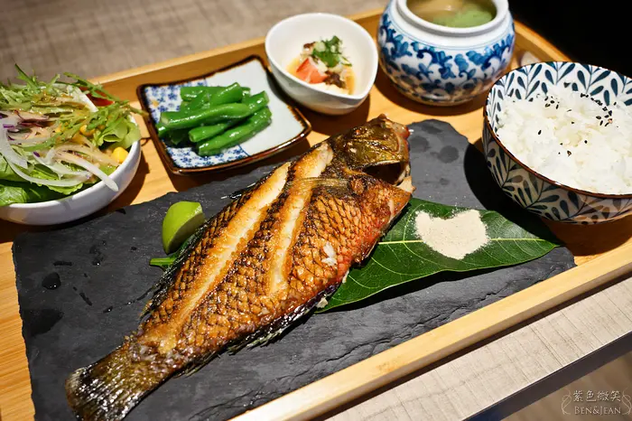 【微笑食客】限量新鮮海魚供應，定食餐點美味、皇品黃金泡菜超好吃，白飯免費續｜宜蘭美食餐廳推薦