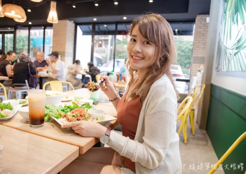 竹北美食推薦美利河美式越南料理！新竹超人氣酸辣綜合海鮮河粉、咖哩湯頭新上市，必點烤豬肉碎米飯 - ㄚ綾綾單眼皮大眼睛