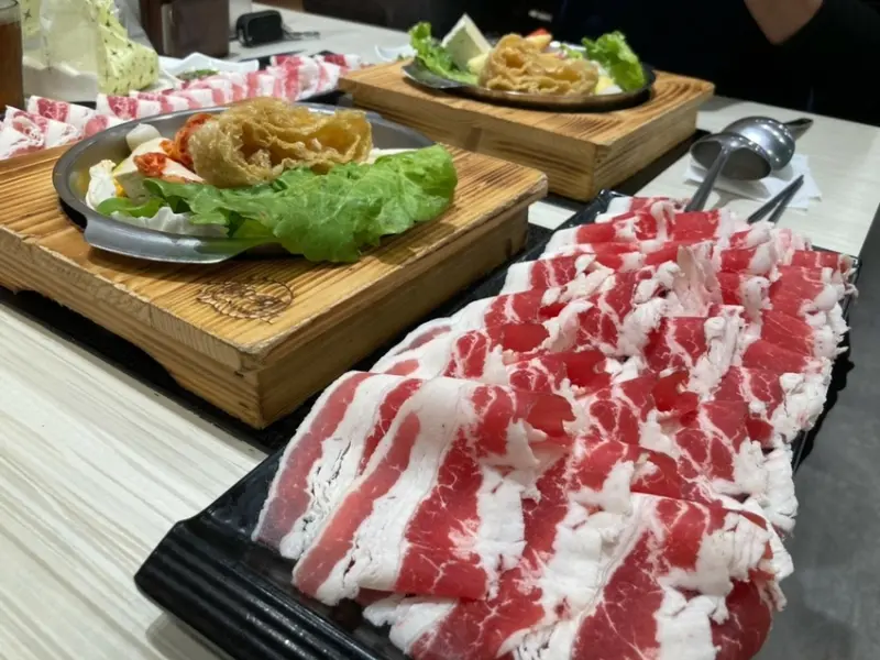 聊聊鍋物西屯店｜台中美食 🏵 肉量充足 滷肉飯必吃 【台中限定】 🏵