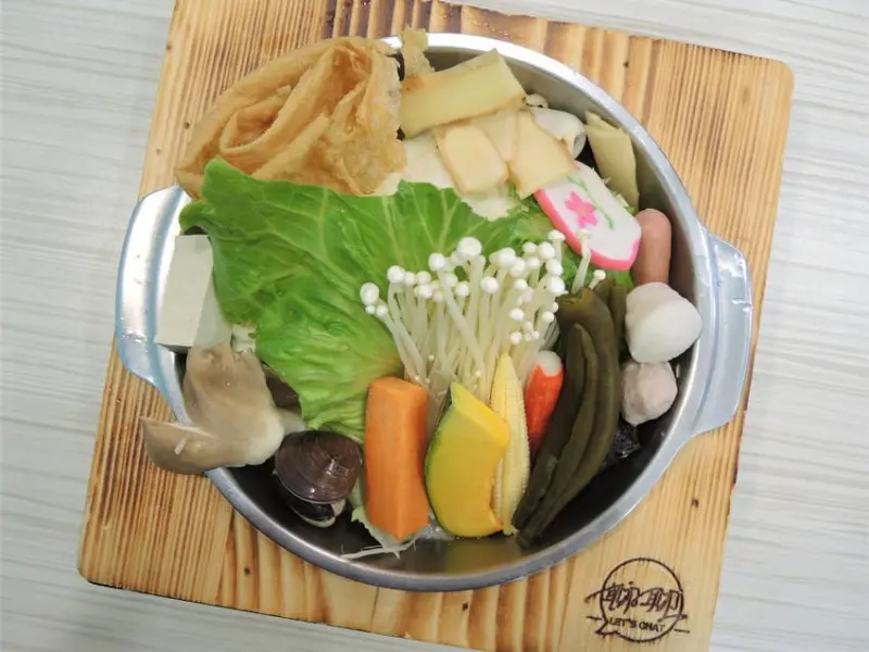 聊聊鍋物｜招牌特色剝皮辣椒鍋！搭配雞腿熬煮絕配！東海超高CP平價小火鍋！台中東海火鍋推薦、台中西屯區美食推薦、西屯區火鍋推薦、西屯區餐廳推薦、家樂福餐廳推薦、台中外送推薦