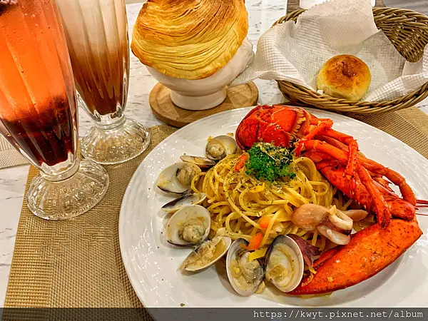 【新竹美食/異國料理推薦】ONLY歐義料理。高CP值的義大利麵上居然有半隻超大龍蝦，用餐環境簡約、高質感，適合聚餐！