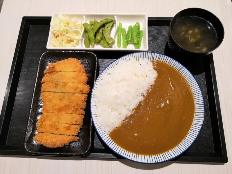 【新北板橋美食】十三號咖哩，豬排咖哩飯香濃順口，還會附贈三樣小菜及熱湯!(近捷運江子翠站)