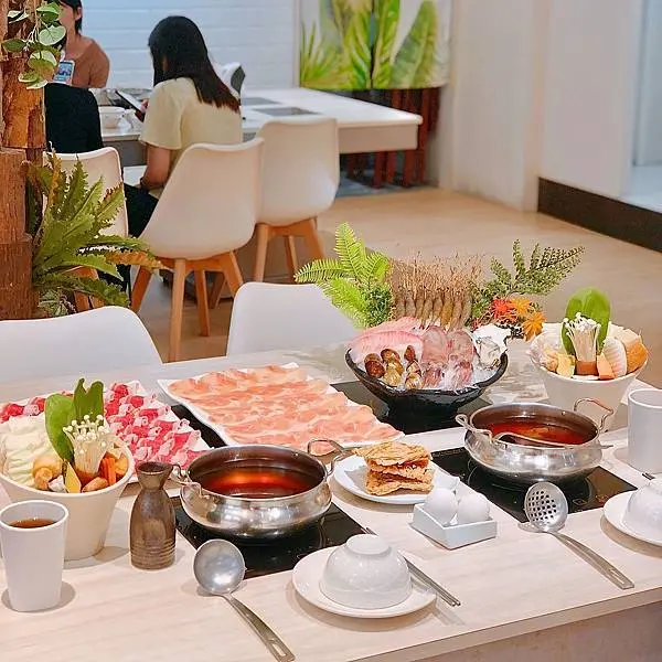 XL大份量肉盤與海鮮，充滿植物文青感的火鍋店 | 【台北市萬華區】沐月精緻小火鍋西門店