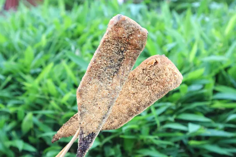 石牌阿伯豬血糕。每到五點便悄悄出現的米血糕小攤，用顫巍巍的雙手，遞給你Q軟糯嚅的樸實美味