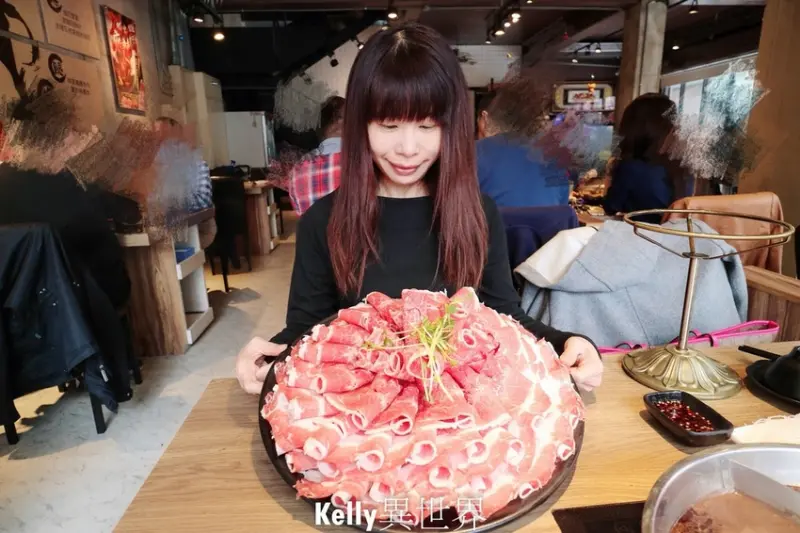 |桃園美食 麻六味鍋物和牛。海鮮。精選鍋物 雙人50oz超級無敵大肉盤  快來跟我一起挑戰地獄麻辣大胃王|