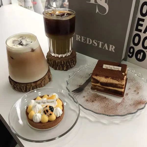 食記 嘉義咖啡廳 / 甜點 美食 兩 顆蛋 Egg Egg Dessert  網路IG人氣甜點 超帥氣闆娘 小蜜蜂檸檬塔 ♡愛亂吃女孩日記♡