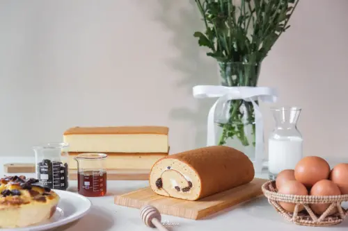 第一份禮物，招牌雲朵蜂蜜蛋糕宛如坐在雲朵般輕盈，高雄彌月蛋糕推-橘村屋