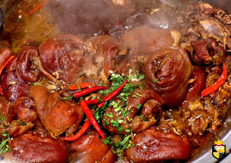 台南滷豬腳／隱身菜市場一週只賣2天／傳統古早味飄香40多年／每日限量賣完提早收／沒有老饕帶路很難找得到／在地人口袋名單