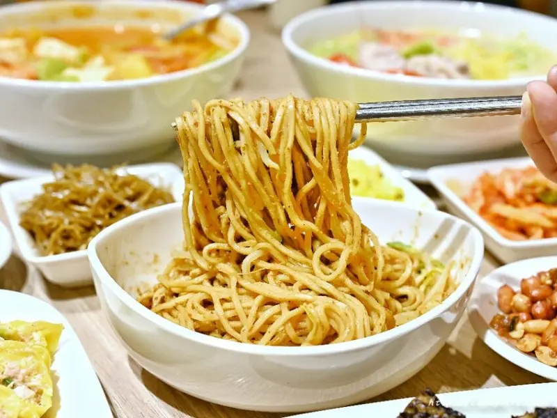 薈麵點│好評不斷的薈麵點再推新菜色，台中少見的沙茶麻醬麵這邊也吃的到，彩色麵疙瘩再推出兩種新口味啦