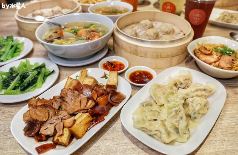 王品集團首間平價麵食就在台中，手工現包小籠湯包、剝皮辣椒水餃，滷味小菜也不賴