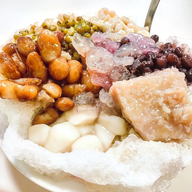 位於萬華艋舺夜市的老字號冰店，龍都八寶冰🍧炎炎夏日裡面來這麼一碗，真的瞬間透心涼😍