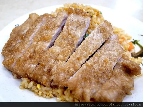 花花，甲飽沒【台北食記】四平街番茄牛肉麵 排骨蛋炒飯更是厲害！刀削麵也好吃！