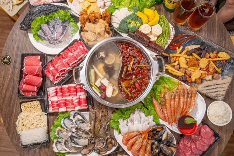 中壢吃到飽 將進酒鴛鴦火鍋｜CP值破表！現撈活魚＋生食級天使紅蝦，大啖海鮮、大口喝酒的聚會首選 · 算命的說我很愛吃