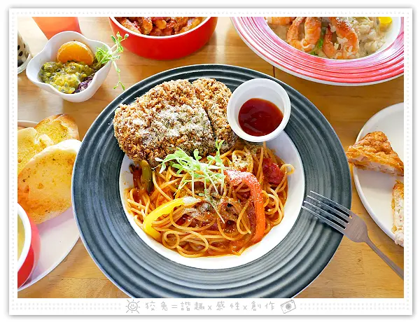 [台南食記] 逗点複合餐飲~厚切日式炸豬排義大利麵、豪華海鮮燉飯、波隆那脆薯、月亮蝦餅、泰式奶茶！高CP值套餐！