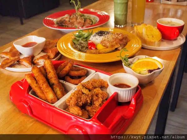 【台南。美食】逗点複合餐飲。百元也可以吃得到的義大利麵、燉飯！！！青醬超~濃郁，便宜用料又實在，適合聚餐｜附菜單