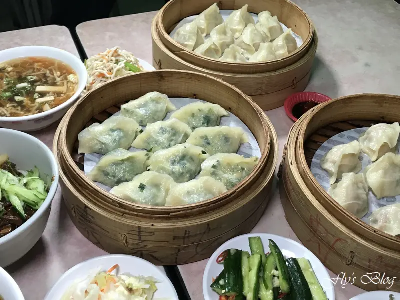 紫琳蒸餃大王，藏身在巷子內的美味，花素蒸餃太好吃了，炸醬麵與肉絲拌麵都太可口！