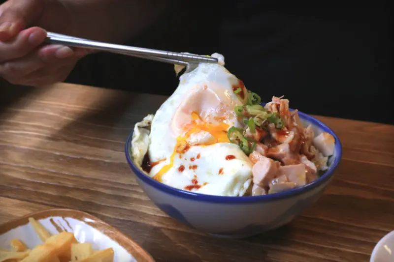 【新北四維路小吃】兩津號雞肉飯：辣的超過癮銷魂的十三香果仁椒麻乾拌麵，特色雞盅，很不一樣的小吃店 /捷運新埔站