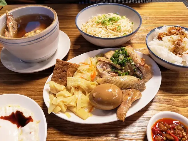 【新北板橋美食】兩津號雞肉飯，每日新鮮製作的雞肉，肉質鮮嫩不乾柴，附完整菜單!(近捷運新埔站)