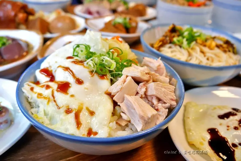 吃。新北板橋《兩津號雞肉飯》鮮嫩多汁的雞肉搭配爆漿荷包蛋太銷魂。板橋雞肉飯推薦。板橋市場美食推薦