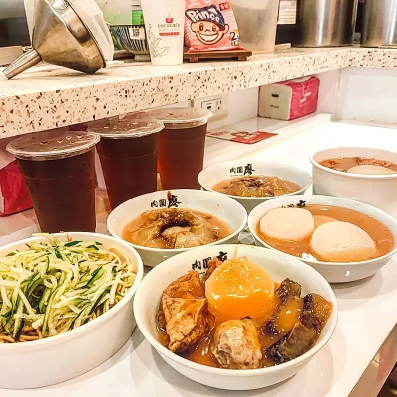 台式小吃店也能非常的乾淨明亮✨位於新莊捷運站附近的肉圓廖，用餐感受非常的好，完全不會有一般小吃店常見的油膩感。