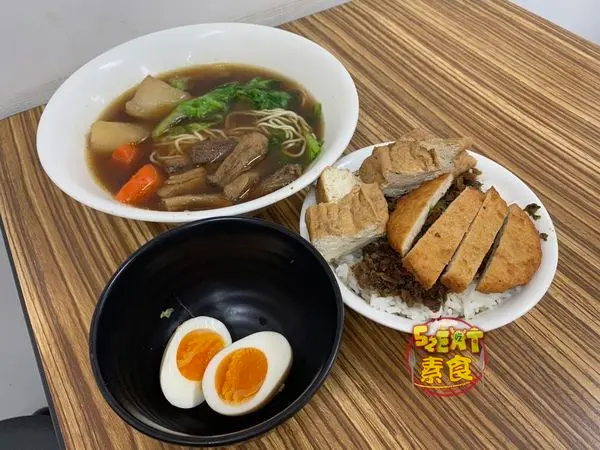 台中逢甲夜市素蔬食》逢甲素食紅燒麵菜單價位大公開！吃過就忘不了的素食紅燒麵～台中西屯必吃美食小吃餐廳推薦。