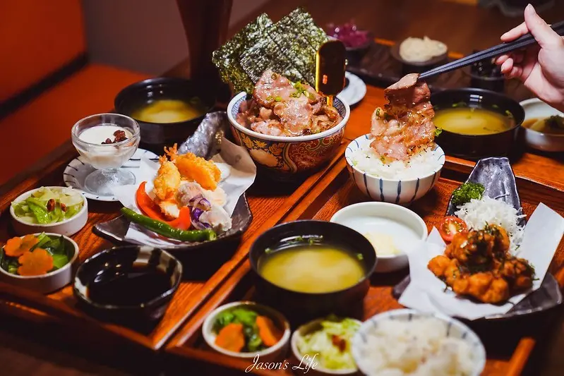 【台中南屯│美食】永樂饌。平價日本料理推薦，平日限定商業套餐蓋飯定食只要160元起，滿滿碳烤豬梅花蓋飯CP值高