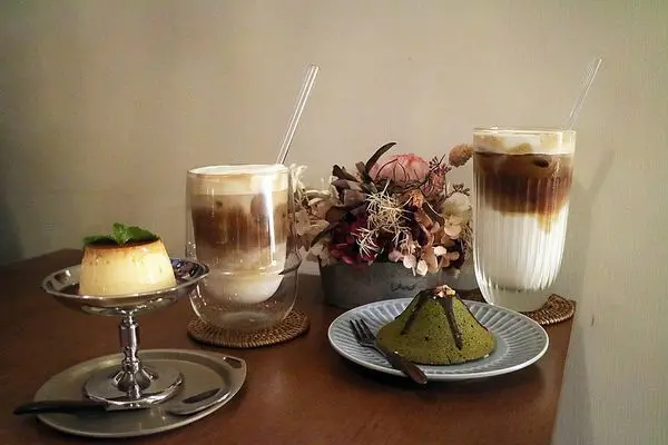 高雄鹽埕區=<食>【銀座聚場】乘載著記憶時代的列車＊老屋裡面喝上一杯銀座特調，感受屬於鹽埕的老與美！高雄老屋咖啡推薦＊目前採用線上預約制！偶有現場座位=