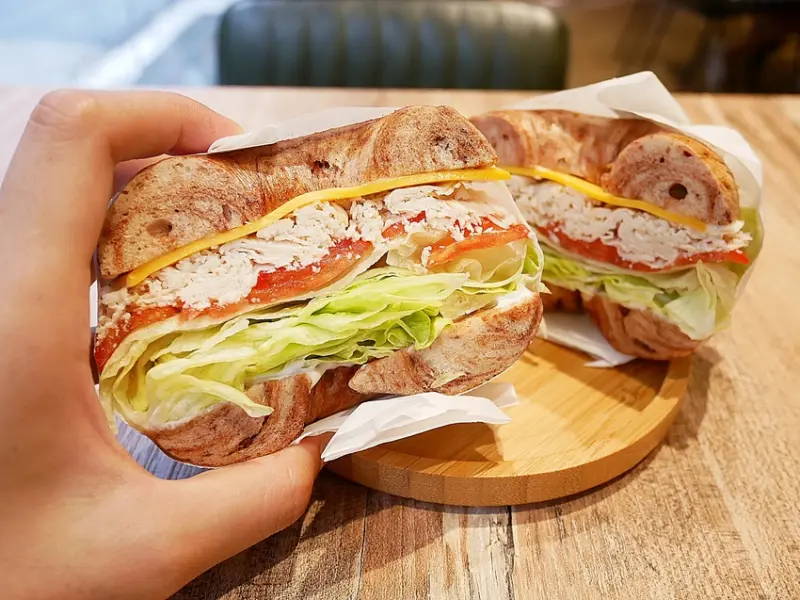 台北猶太貝果專賣，Q彈有嚼勁多口味! 還有各式奶油乳酪任搭超過癮 !不限時用餐時間還提供插座-飽貝bobagel貝果