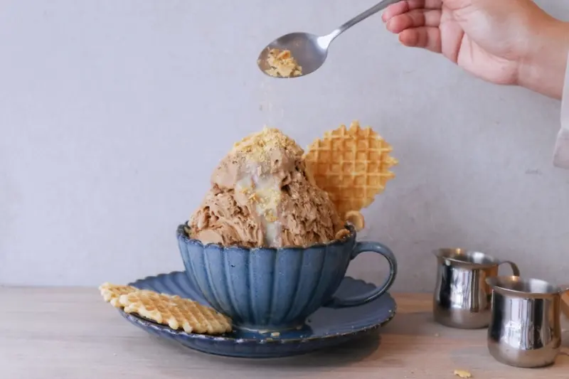 【新北冰店】何家甜品鋪-剉冰雪花冰：視覺衝擊的豬血糕花生雪花冰，甜蜜在心頭的沁涼。