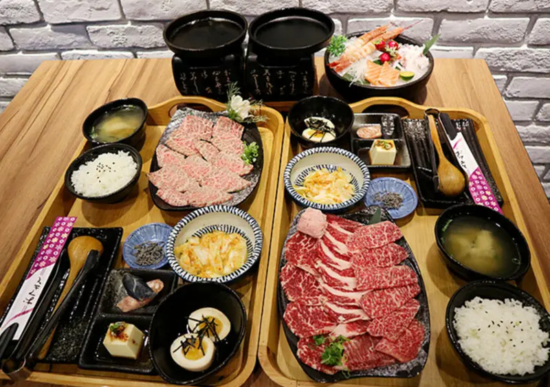 板橋燒肉｜阿彤北和牛海鮮燒肉板橋江子翠店｜日北黑毛和種A5紐約客｜豪華肉肉拼盤｜日本A5和牛｜美國安格斯牛小排｜西班牙依比利豬｜個人鐵鑄盤燒烤｜板橋歡樂耶誕城美食