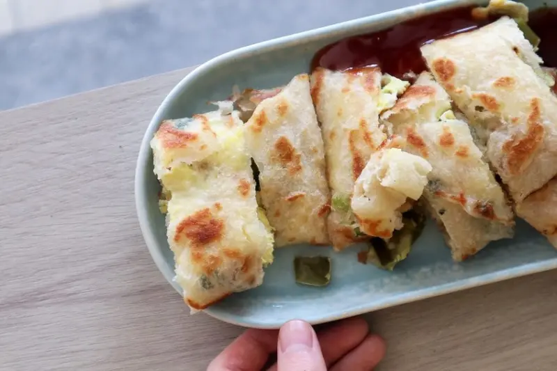 食厭室。雙連早午餐新選擇！來一份外酥內Q的剝皮辣椒手工蛋餅，今天的你，厭世不厭世？（台北大同）