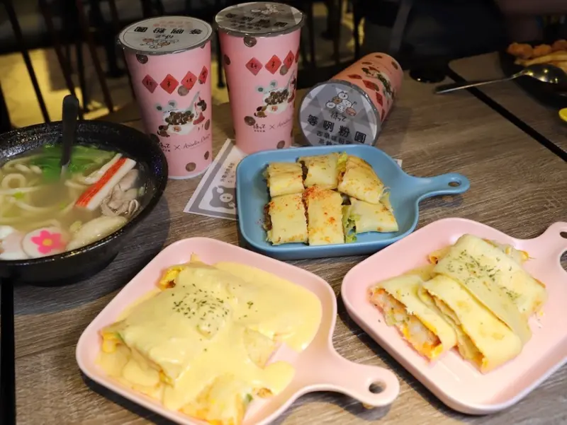 休蛋宵夜小賣所：台南五妃街消夜新勢力！夜間限定-古早味麵糊粉漿蛋餅，大推!打拋豬肉蛋餅、起司瀑布蛋餅! 營業到凌晨2點的台南大學宵夜場/等咧粉圓聯名店 - 進食的巨鼠