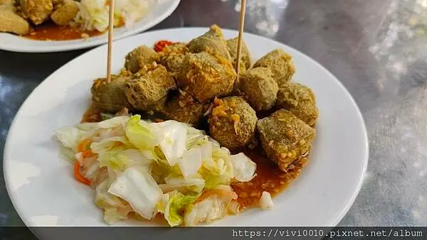 宜蘭.礁溪-天然青草發酵的綠色臭豆腐，大樹下氛圍滿滿外酥內軟超好吃!