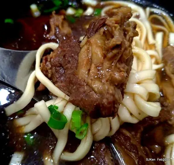 (中和新蘆線松江南京站周邊美食)「台灣牛牛肉麵」--- 湯潤肉筋有咬勁的牛肉麵