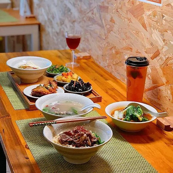 隱藏吳興街大份量又親民價的小餐館，招牌羊肉與臭豆腐料理必嚐 | 【台北市信義區-台北101站】深坑陳老闆傳說中的店小二