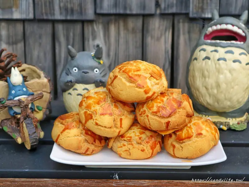 核果烘培工作室│滿屋子都是龍貓的麵包坊，試吃給的超大方，麵包餡料滿滿，激推脆皮菠蘿，口味超多！