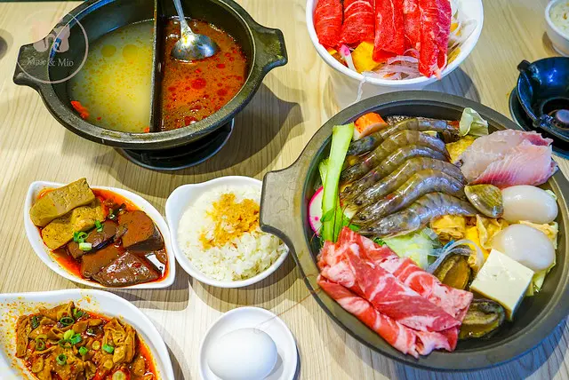 攪攪風味小火鍋—29種風味鍋選擇多樣化，最便宜只要$135的平價小火鍋，還有雞油拌飯、霜淇淋吃到飽＆飲料喝到飽？吃宵夜的好選擇!!!