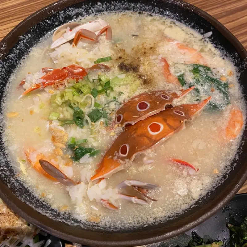 金山老街美食必吃【大碗 螃蟹粥】康和期貨小咪一吃就愛上萬里三點蟹粥超好吃又鮮甜、金山排隊美食、到金山老街不只有鴨肉還有海鮮粥啦! ♥食尚期貨小咪推薦到金山老街一定要吃海鮮粥