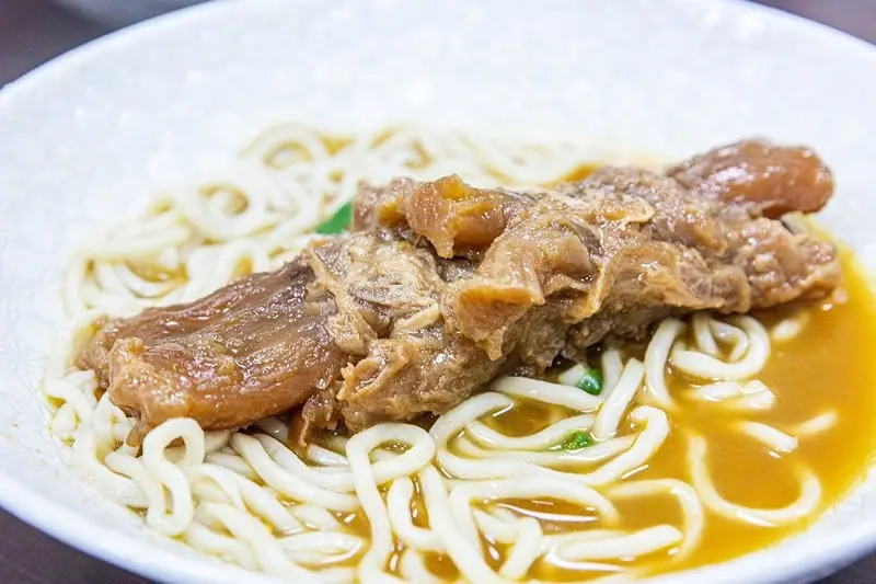【台北捷運美食】【港墘站美食】牛閣精緻麵館.超浮誇一根筋牛肉麵