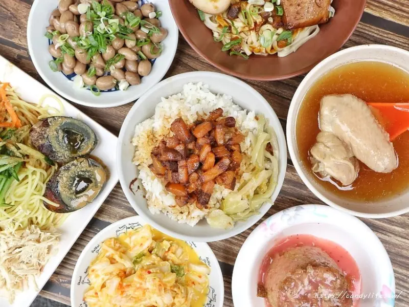 草屯阿綢麵攤│南投小吃推薦！讓人吃了會感動的招牌拌麵，魯肉飯超銷魂，還有綜合涼麵也是一絕！