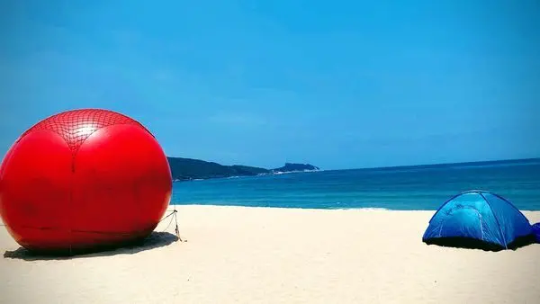 海洋系療癒景點│萬里海水浴場│離台北最近的沙灘秘境│半月型白色沙灘│擁有全國首創的陸海空遊樂設施│徜徉碧海藍天的國度裡