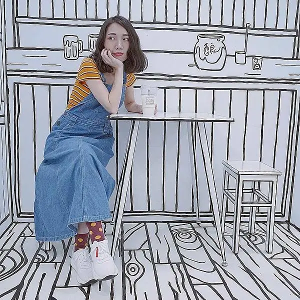 爆紅的2D黑白漫畫場景，IG打卡必拍攻略！ | 【台北市大安區-台電大樓站】2D Cafe 師大