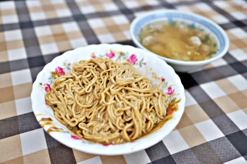 【宜蘭】農權路炸醬麵 在地人推薦 香濃麻醬麵 餛飩湯也好喝 - 水晶安蹄 不務正業過生活