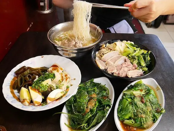 新北中和小吃，四號公園附近這加鵝肉店餐點還不錯，，飯麵選擇多小菜也豐富，麵食提供六種可以挑選，一看到牆壁的塗鴉直接強到跪-洪記鵝肉店