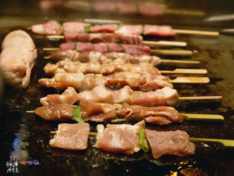 【中壢美食】新明夜市內《尚好佳鐵板串燒-中壢店》用鐵板煎的串燒肉串~免費附洋蔥蒜片 | 哪哪麻