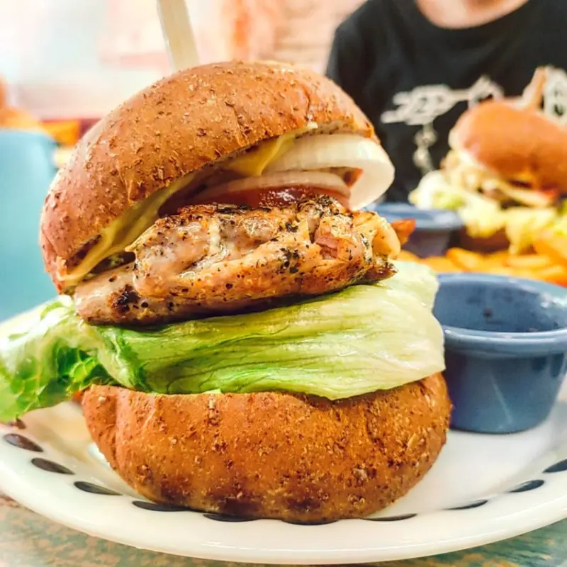 愛。布朗曲早午餐/義大利麵/手作漢堡。位於板橋新北市立圖書館的附近，吃個早餐再去圖書館，這樣的行程也很棒❤