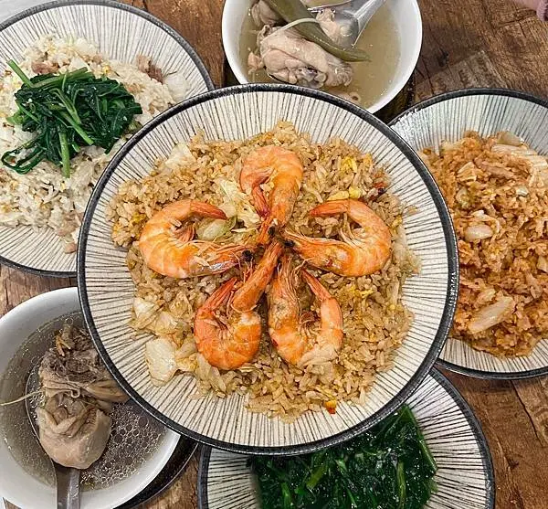 重量級炒飯，好滿足！口味多元誠意滿滿，還有冬天必喝的雞湯 ● 龍巢飯麵館 | 桃園中壢美食